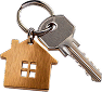 Металлический ключ на брелоке с деревянной ключницей в форме домика с четырьмя вырезами для окон — идеальный вариант для владельцев каркасных домов в Пушкино или тех, кто любит дома из бруса.